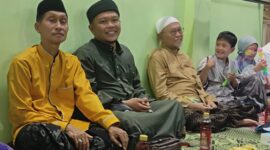 Foto dari Kiri Sekcam Dasuk Kamaruddin, Ustadz Susianto dan Pengasuh Ponpes Al Karimiyyah Beraji Abuya Busyro Karim di Acara 