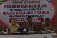 Kadisdik Sumenep H. Moh Iksan Spd MT didampingi Kabid Paud dan PNF Lisa Bertha Soetedjo di Rakor Implementasi Wajar 1 Tahun Prasekolah