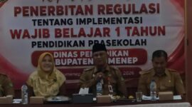 Kadisdik Sumenep H. Moh Iksan Spd MT didampingi Kabid Paud dan PNF Lisa Bertha Soetedjo di Rakor Implementasi Wajar 1 Tahun Prasekolah