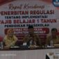 Kadisdik Sumenep H. Moh Iksan Spd MT didampingi Kabid Paud dan PNF Lisa Bertha Soetedjo di Rakor Implementasi Wajar 1 Tahun Prasekolah