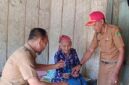 Camat Gayam Muhamad Yunianto, SE., MM., di dampingi Kasi Tapem Nanang Saat Menyalurkan Bantuan Kepada Warga Tuna Netra di Desa Gendang Barat Kecamatan Gayam, Selasa (08/09/2026)