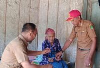 Camat Gayam Muhamad Yunianto, SE., MM., di dampingi Kasi Tapem Nanang Saat Menyalurkan Bantuan Kepada Warga Tuna Netra di Desa Gendang Barat Kecamatan Gayam, Selasa (08/09/2026)