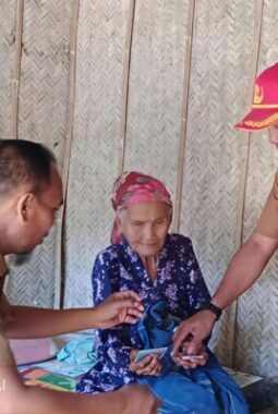 Kepedulian Camat Gayam di Balik Penyaluran BLT DD untuk Warga Tuna Netra