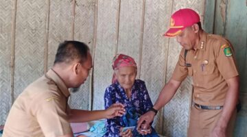 Camat Gayam Muhamad Yunianto, SE., MM., di dampingi Kasi Tapem Nanang Saat Menyalurkan Bantuan Kepada Warga Tuna Netra di Desa Gendang Barat Kecamatan Gayam, Selasa (08/09/2026)