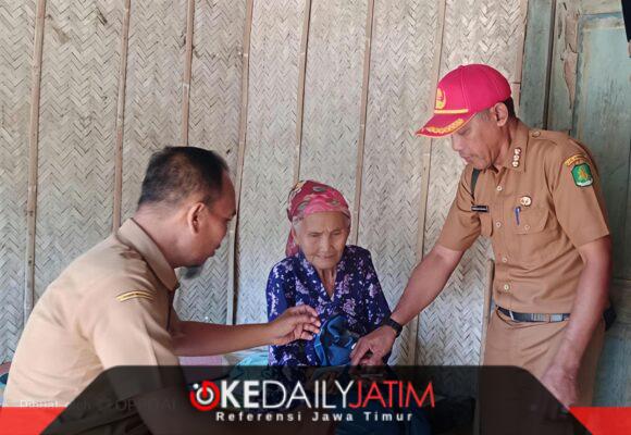 Camat Gayam Muhamad Yunianto, SE., MM., di dampingi Kasi Tapem Nanang Saat Menyalurkan Bantuan Kepada Warga Tuna Netra di Desa Gendang Barat Kecamatan Gayam, Selasa (08/09/2026)