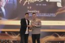 CEO Ketik.com, Kiagus Firdaus Saat Memberikan Penghargaan Kepada Kapolresta Sumenep Kombes Pol Ariek Indra Sentanu di Surabaya 