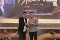 CEO Ketik.com, Kiagus Firdaus Saat Memberikan Penghargaan Kepada Kapolresta Sumenep Kombes Pol Ariek Indra Sentanu di Surabaya 