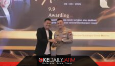 CEO Ketik.com, Kiagus Firdaus Saat Memberikan Penghargaan Kepada Kapolresta Sumenep Kombes Pol Ariek Indra Sentanu di Surabaya 