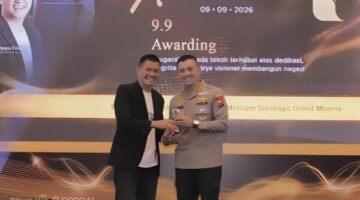 CEO Ketik.com, Kiagus Firdaus Saat Memberikan Penghargaan Kepada Kapolresta Sumenep Kombes Pol Ariek Indra Sentanu di Surabaya 