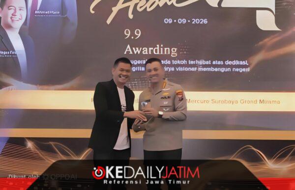 CEO Ketik.com, Kiagus Firdaus Saat Memberikan Penghargaan Kepada Kapolresta Sumenep Kombes Pol Ariek Indra Sentanu di Surabaya 
