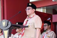Wakil Bupati Sumenep, KH. Imam Hasyim, S.H., M.H., saat Pimpin Apel Upacara Peringatan Pramuka ke-65 di halaman Kantor Pemkab Sumenep. ®okedailyjatim [Foto: Istimewa]