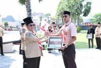 Perwakilan MTSN 2 Sumenep Saat Menerima Penghargaan Pramuka Dari Wabup Sumenep KH Imam Hasyim SH MH