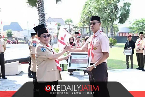 Perwakilan MTSN 2 Sumenep Saat Menerima Penghargaan Pramuka Dari Wabup Sumenep KH Imam Hasyim SH MH 