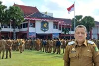 Kepala BRIDA Sumenep Siswahyudi Bintoro, S.Sos, M.Si dengan latar Peserta Apel Gabungan Bersama Senin (14/09/2026)
