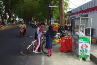 KBS Sumenep Bagikan Nasi BUNGTURAT di Pabian, Ajak Warga Rawat Semangat Berbagi