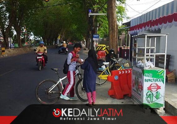 KBS Sumenep Bagikan Nasi BUNGTURAT di Pabian, Ajak Warga Rawat Semangat Berbagi