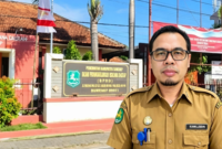 Kepala Pelaksana BPBD Sumenep, Kamiluddin, S.Pd.I., M.AP., Dengan Latar Belakang Kantor BPBD Sumenep