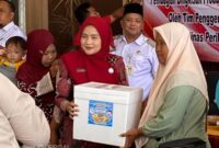 Ketua TP PKK Kabupaten Sumenep Nia Kurnia Fauzi di Penyaluran Bingkisan Olahan Ikan Cegah Stunting di Kecamatan Rubaru, Rabu (23/09/2026)