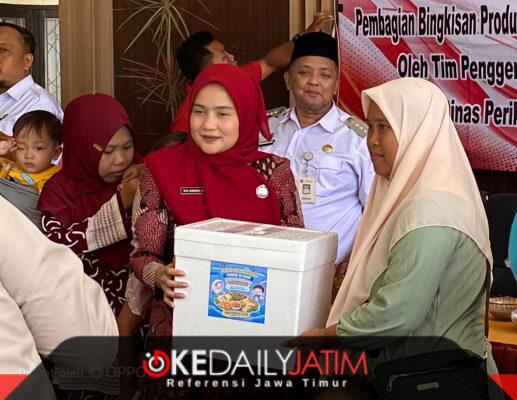 Ketua TP PKK Kabupaten Sumenep Nia Kurnia Fauzi di Penyaluran Bingkisan Olahan Ikan Cegah Stunting di Kecamatan Rubaru, Rabu (23/09/2026)