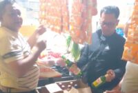 Satresnarkoba Polresta Sumenep Bongkar Simpanan Puluhan Botol Miras di Toko Kelontong Bangselok