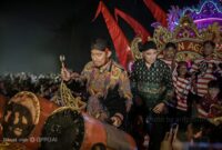 Bupati Sumenep Dr. H. Achmad Fauzi Wongsojudo SH MH Bersama Salah Satu Grup Tongtong di MEC Tahun 2025)
