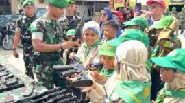 Tak Sekadar Berkunjung, 100 Siswa SD Qismu Kenal Disiplin Prajurit