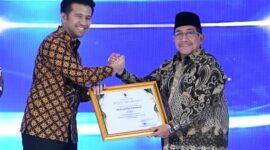 Wabup KH Imam Hasyim SH Saat Menerima Penghargaan Tiga kategori tersebut yakni Wakaf, Keuangan Mikro Syariah, serta Inklusi Keuangan Syariah Pemerintah Daerah dari Wagub Jatim Emil Elestianto Dardak di Surabaya, Minggu (27/9/2026)