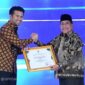 Wabup KH Imam Hasyim SH Saat Menerima Penghargaan Tiga kategori tersebut yakni Wakaf, Keuangan Mikro Syariah, serta Inklusi Keuangan Syariah Pemerintah Daerah dari Wagub Jatim Emil Elestianto Dardak di Surabaya, Minggu (27/9/2026)