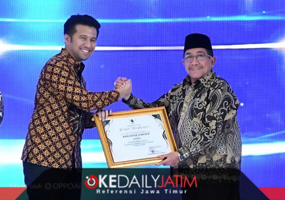 Wabup KH Imam Hasyim SH Saat Menerima Penghargaan Tiga kategori tersebut yakni Wakaf, Keuangan Mikro Syariah, serta Inklusi Keuangan Syariah Pemerintah Daerah dari Wagub Jatim Emil Elestianto Dardak di Surabaya, Minggu (27/9/2026)