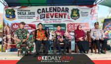 Camat Giligenting Akhmad Hidayat, ST, MSI Mendampingi Kadisbudparopar Faruk Hanafi, S.Sos, MSI dan Forkopimka Giligenteng di Acara Calendar of Event Sumenep 2026 Festival Kerapan Sapi Betina di Giliraje Kecamatan Giligenteng, Minggu (20/09/2026)