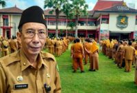 Kepala Bapenda Sumenep, Ferdiansyah Tetrajaya SH Dengan Latar Peserta Apel Upacara Gabungan Senin (28/09/2026) di Halaman Kantor Pemkab Sumenep 