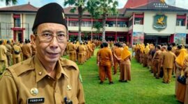 Kepala Bapenda Sumenep, Ferdiansyah Tetrajaya SH Dengan Latar Peserta Apel Upacara Gabungan Senin (28/09/2026) di Halaman Kantor Pemkab Sumenep 