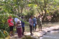 Kapolsek Ambunten Iptu Edi Sumarno SH Bersama Warga Meninjau Sungai Nangka