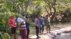 Kapolsek Ambunten Iptu Edi Sumarno SH Bersama Warga Meninjau Sungai Nangka