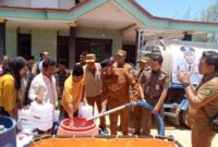 Suasana Penyaluran Air Bersih oleh Bupati Sumenep Dr H Achmad Fauzi Wongsojudo SH MH didampingi Kadinsos P3A Dr R Abd. Rahman Riadi dan Kasatpol PP serta Camat Saronggi di Langsar Laok Kecamatan Saronggi, Senin (05/10/2026)
