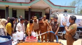 Suasana Penyaluran Air Bersih oleh Bupati Sumenep Dr H Achmad Fauzi Wongsojudo SH MH didampingi Kadinsos P3A Dr R Abd. Rahman Riadi dan Kasatpol PP serta Camat Saronggi di Langsar Laok Kecamatan Saronggi, Senin (05/10/2026)