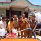 Suasana Penyaluran Air Bersih oleh Bupati Sumenep Dr H Achmad Fauzi Wongsojudo SH MH didampingi Kadinsos P3A Dr R Abd. Rahman Riadi dan Kasatpol PP serta Camat Saronggi di Langsar Laok Kecamatan Saronggi, Senin (05/10/2026)