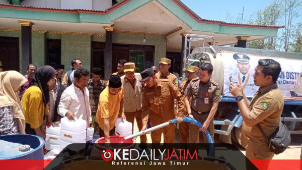 Suasana Penyaluran Air Bersih oleh Bupati Sumenep Dr H Achmad Fauzi Wongsojudo SH MH didampingi Kadinsos P3A Dr R Abd. Rahman Riadi dan Kasatpol PP serta Camat Saronggi di Langsar Laok Kecamatan Saronggi, Senin (05/10/2026)
