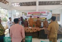 Camat Dasuk Drs. Wismadi Laksono MH didampingi Sekcam Kamaruddin, S.Sos di Acara Musrenbangdes Dasuk