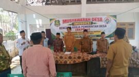 Camat Dasuk Drs. Wismadi Laksono MH didampingi Sekcam Kamaruddin, S.Sos di Acara Musrenbangdes Dasuk