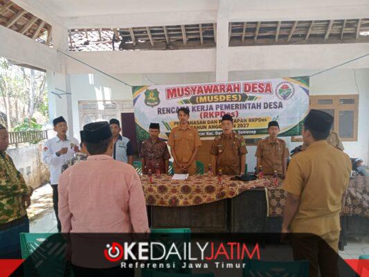 Camat Dasuk Drs. Wismadi Laksono MH didampingi Sekcam Kamaruddin, S.Sos di Acara Musrenbangdes Dasuk