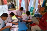 Pustakawan Ahli Muda Dispusip Kabupaten Sumenep Drs. Syaiful Bahri Bersama Siswa di Pekan Literasi SMAN 1 