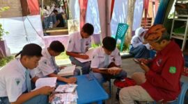 Pustakawan Ahli Muda Dispusip Kabupaten Sumenep Drs. Syaiful Bahri Bersama Siswa di Pekan Literasi SMAN 1 