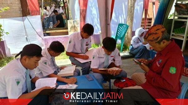 Pustakawan Ahli Muda Dispusip Kabupaten Sumenep Drs. Syaiful Bahri Bersama Siswa di Pekan Literasi SMAN 1 