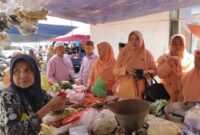 Ketua Dharma Wanita Kecamatan Guluk-Guluk, Rina Mariyana Halil, saat bersama seluruh anggota Dharma Wanita melakukan kunjungan ke Pasar Guluk-Guluk, Sumenep, Kamis (8/10/2026)
