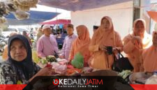 Ketua Dharma Wanita Kecamatan Guluk-Guluk, Rina Mariyana Halil, saat bersama seluruh anggota Dharma Wanita melakukan kunjungan ke Pasar Guluk-Guluk, Sumenep, Kamis (8/10/2026)