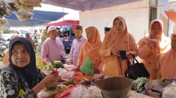 Ketua Dharma Wanita Kecamatan Guluk-Guluk, Rina Mariyana Halil, saat bersama seluruh anggota Dharma Wanita melakukan kunjungan ke Pasar Guluk-Guluk, Sumenep, Kamis (8/10/2026)