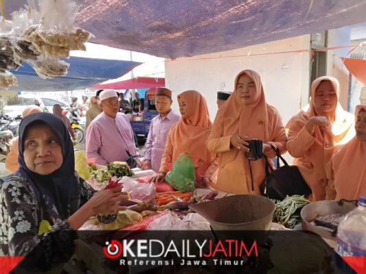 Ketua Dharma Wanita Kecamatan Guluk-Guluk, Rina Mariyana Halil, saat bersama seluruh anggota Dharma Wanita melakukan kunjungan ke Pasar Guluk-Guluk, Sumenep, Kamis (8/10/2026)
