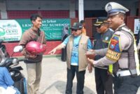 Wabup KH Imam Hasyim SH MH Didampingi Kepala UPT PPD Sumenep Samtiono SH MH di Acara Opgab Bersama di Jalan Raya Sumenep - Pamekasan di Desa Gunggung Kecamatan Batuan, Jum'at (09/10/2026)