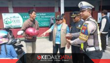 Wabup KH Imam Hasyim SH MH Didampingi Kepala UPT PPD Sumenep Samtiono SH MH di Acara Opgab Bersama di Jalan Raya Sumenep - Pamekasan di Desa Gunggung Kecamatan Batuan, Jum'at (09/10/2026)